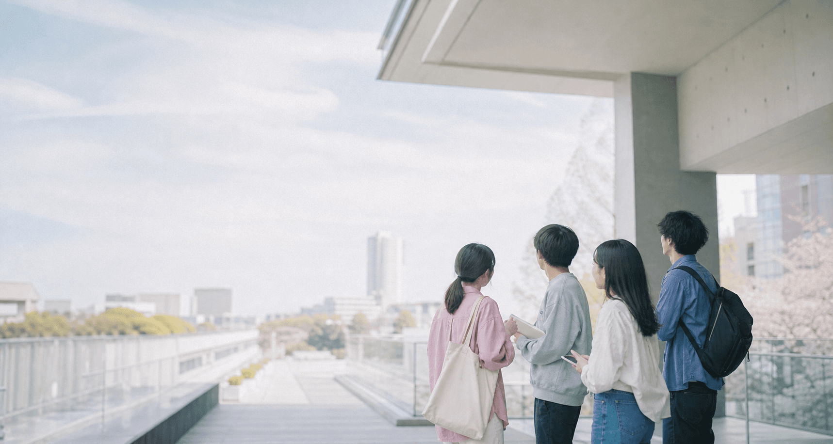 静かな光の中で学生たちが自然に集まり、学び合う様子